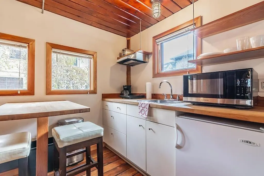 Charming Two-Level Retreat In Capitol Hill - Foxglove Inn contacts